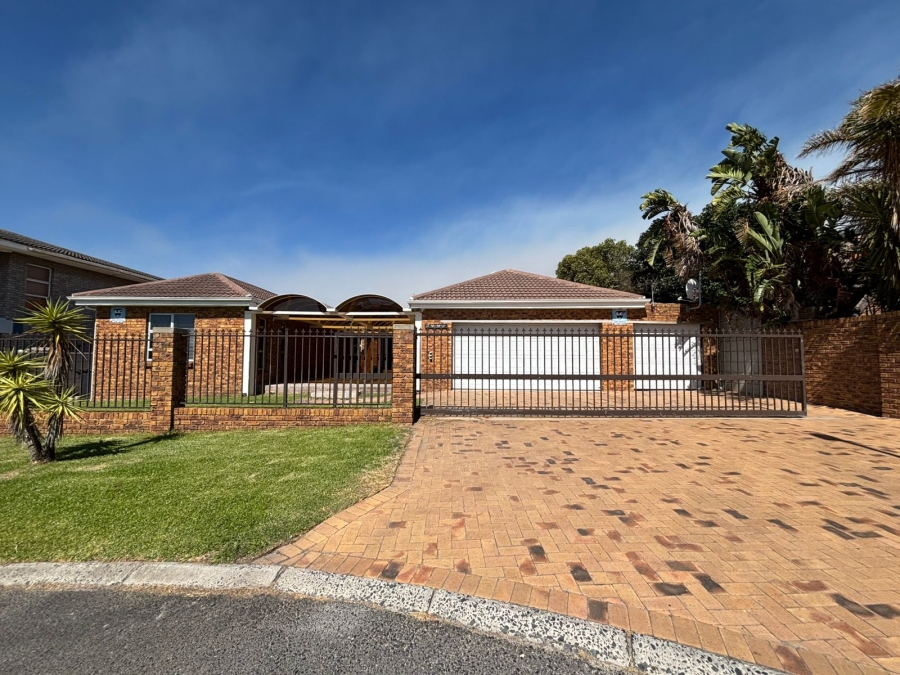 To Let 5 Bedroom Property for Rent in Rouxville Western Cape